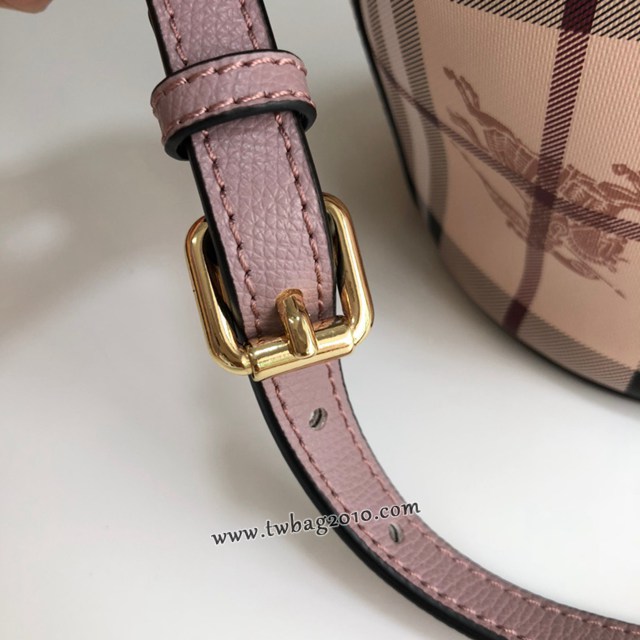 Burberry專櫃經典Haymarket格紋肩背女包 巴寶莉簡約風格斜背水桶包 yxb1520